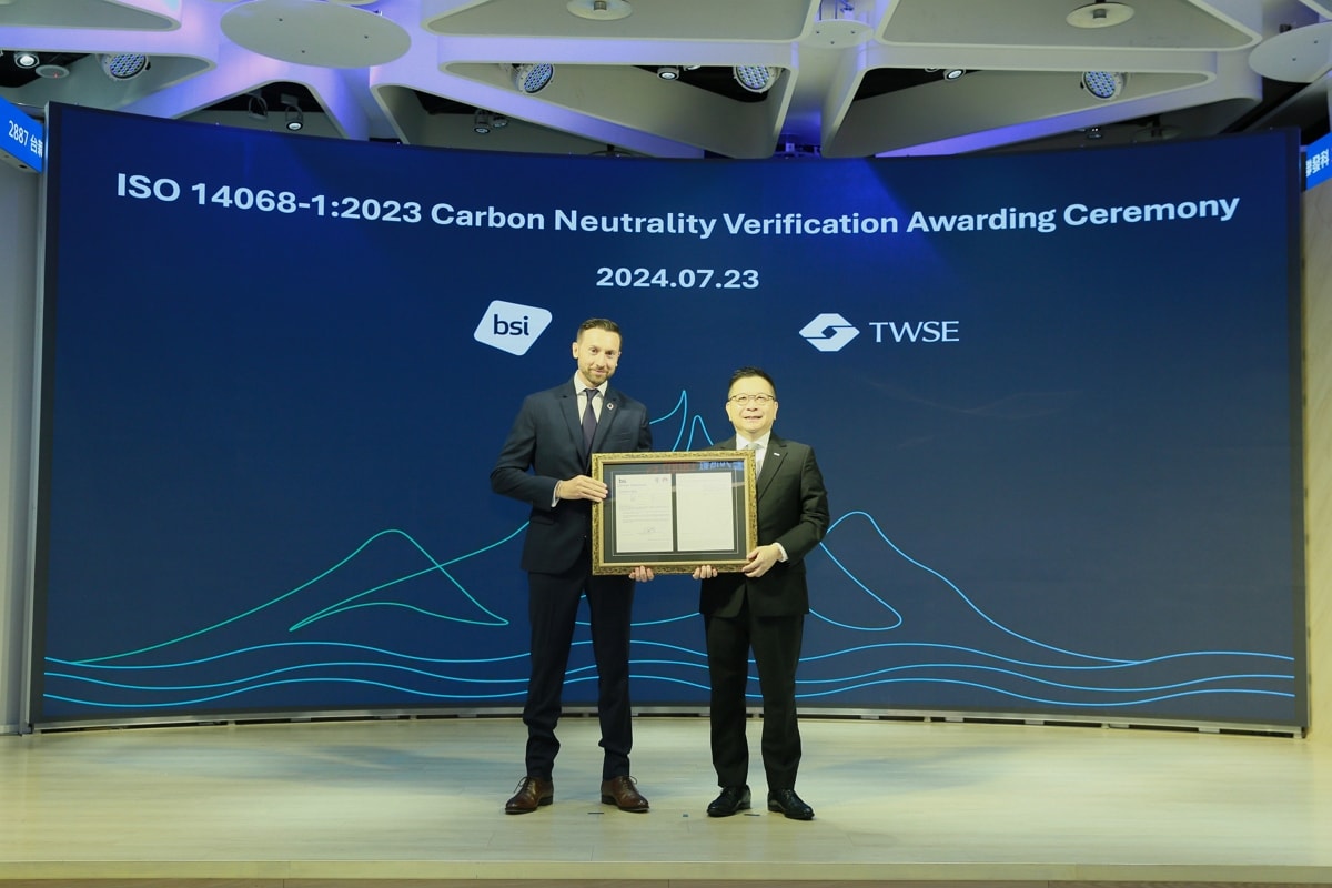 Mr. Harold Pradal, President of the Assurance Services division at BSI presented ISO 14068-1 Carbon Neutrality Verification Certificate to Mr. Sherman Lin, Chairman & CEO of the Taiwan Stock Exchange.