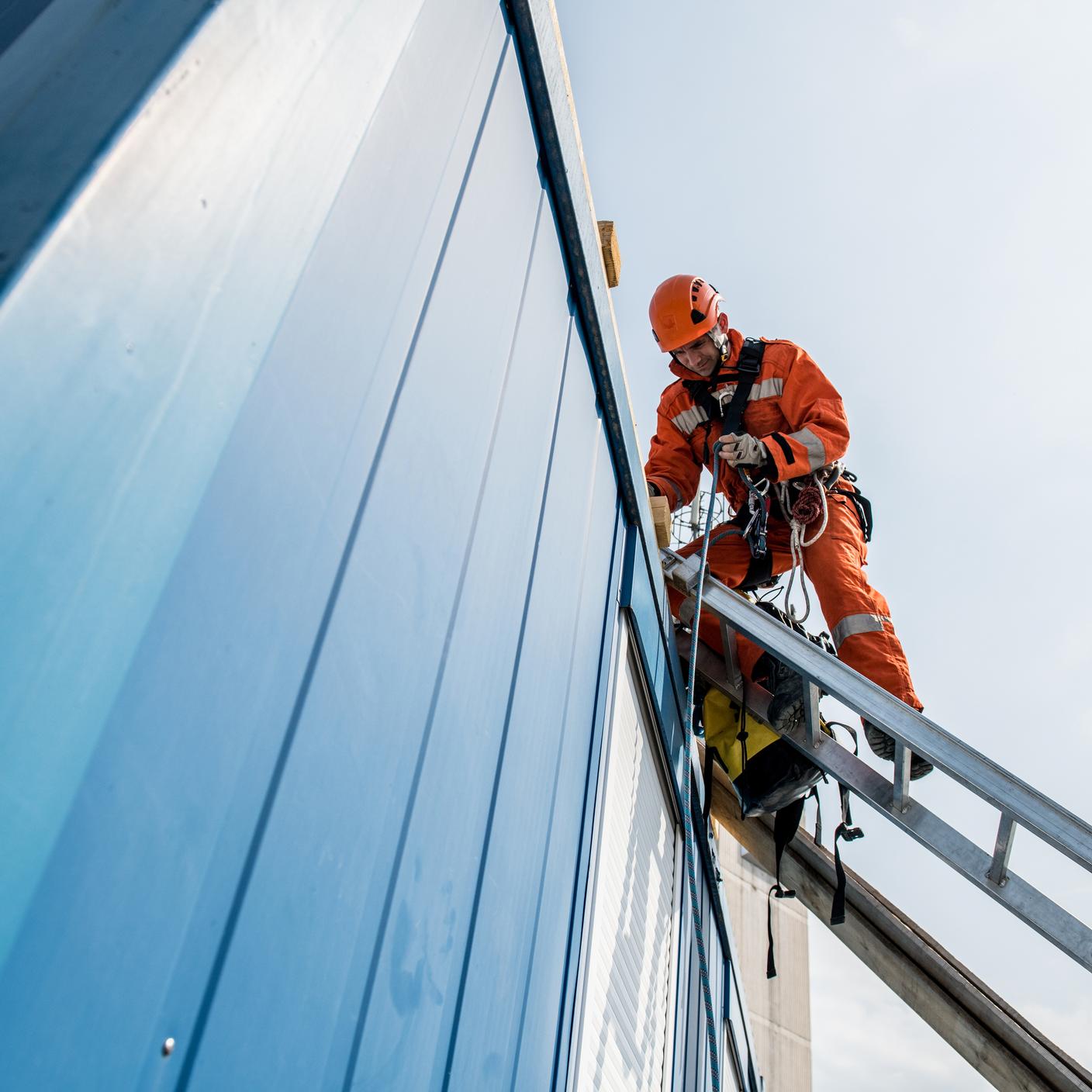 Certification for the safety of ladders and access equipment - Worker in a ladder