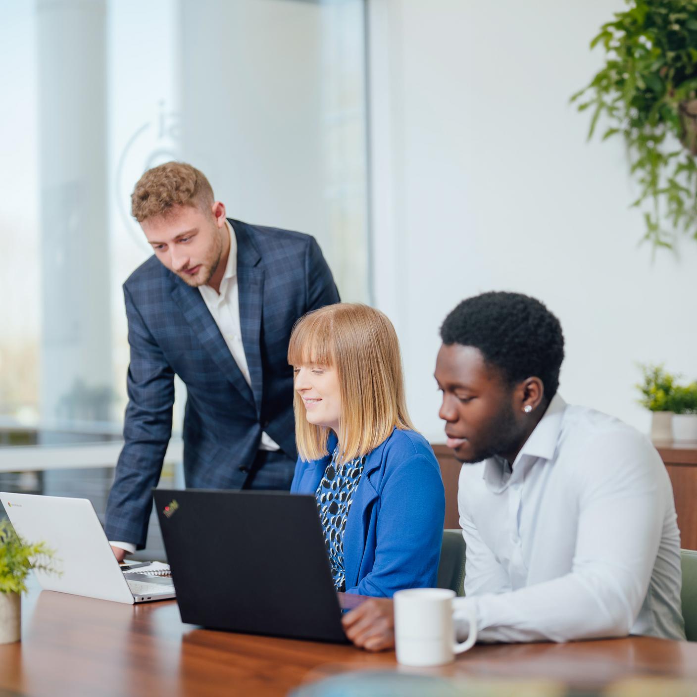 Colleagues working togheter in an office