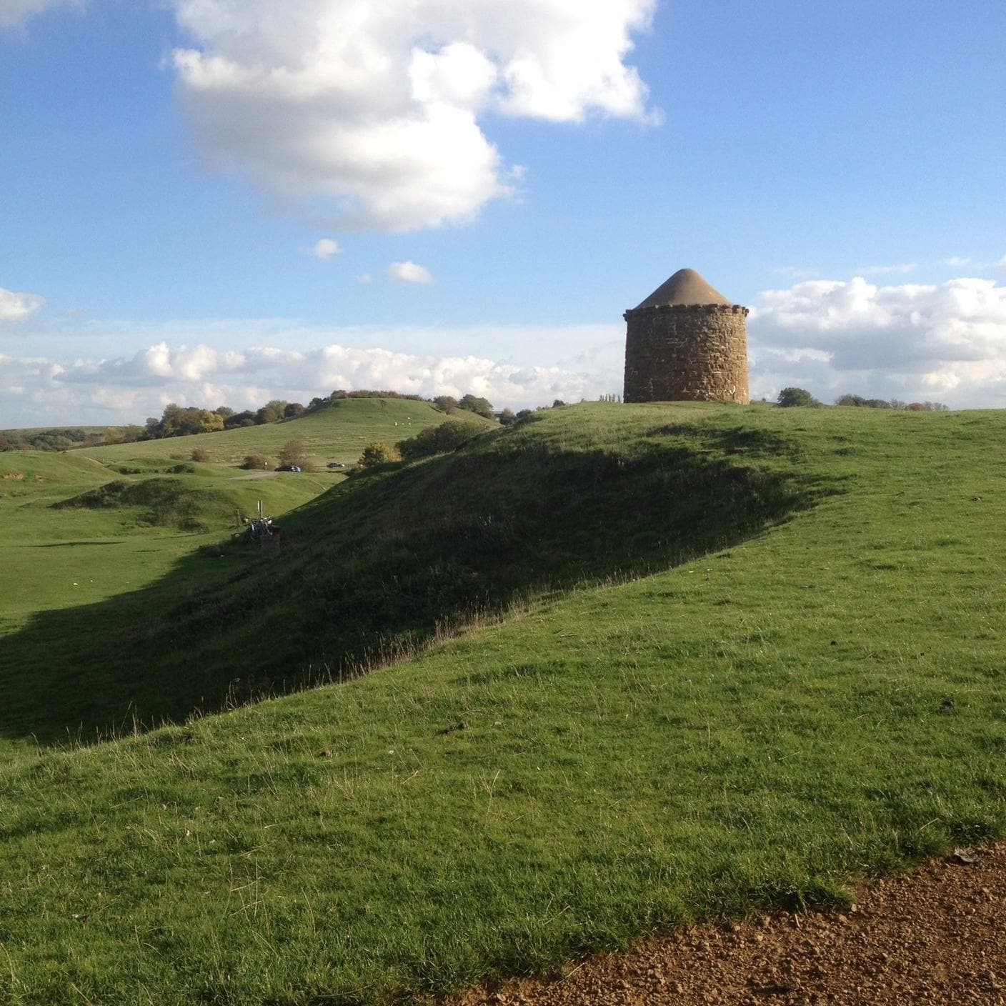 An outdoor landscape image in Warwickshire of an outdoor building on a hill