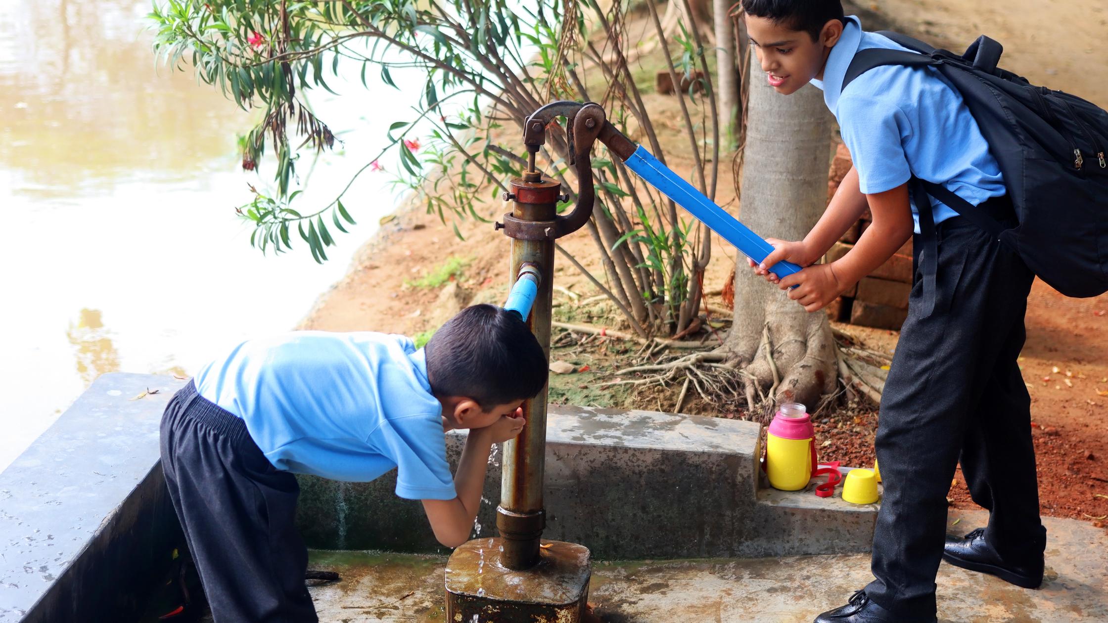 sécurité des ressources deux enfants buvant de l’eau potable