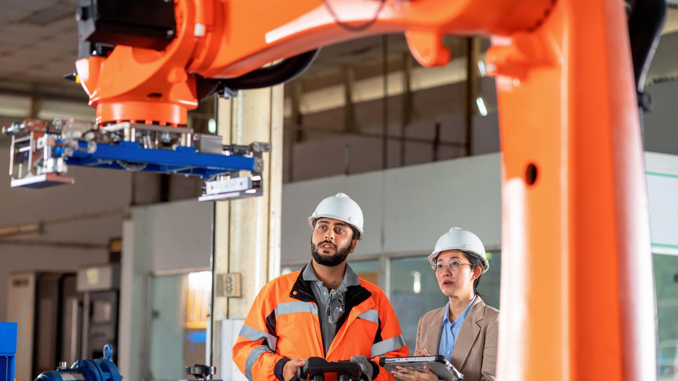 Des ingénieurs de fabrication travaillant sur un robot