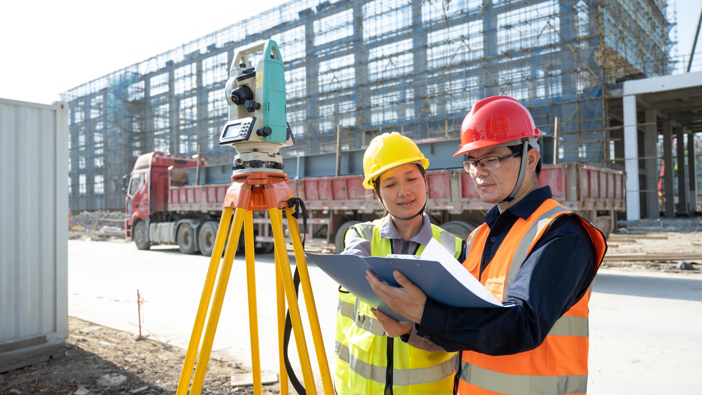 construction workers planning