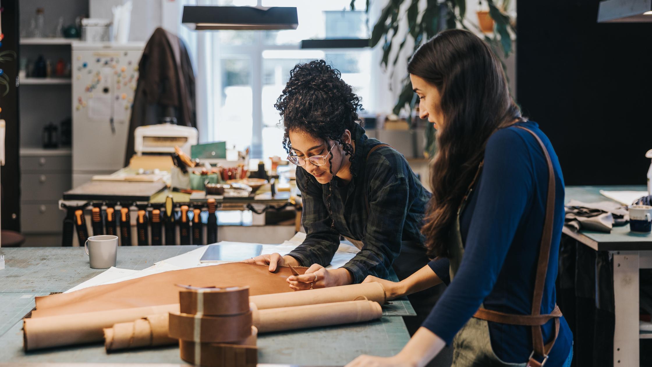 Atelier de menuiserie avec des designers japonais et latins