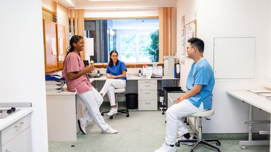 Des membres du personnel hospitalier prenant un café et discutant pendant la pause. Des personnes travaillant dans le secteur de la santé discutent pendant une pause à l’hôpital.